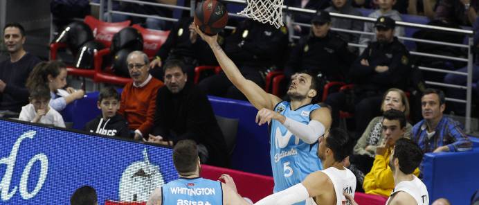 Alessandro Gentile anota ante la defensa de Gustavo Ayón durante el derbi entre el Movistar Estudiantes y el Real Madrid.
