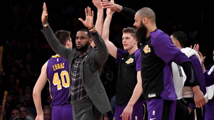LeBron James celebra una canasta junto a sus compañeros de los Lakers.