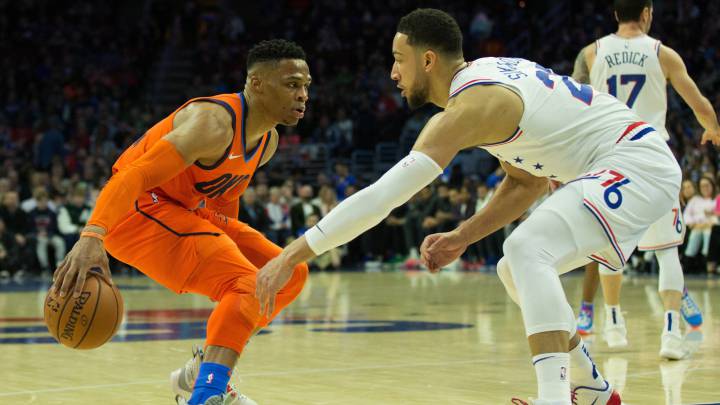 Russell Westbrook, ante Ben Simmons durante el Sixers-Thunder.