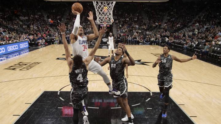 Tobias Harris lanza ante la defensa de Derrick White y Rudy Gay durante el partido entre San Antonio Spurs y Los Angeles Clippers.