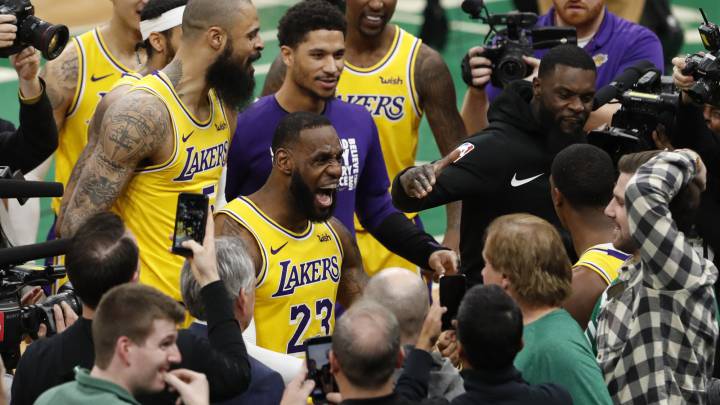 LeBron James celebra con sus compañeros el triunfo de los Lakers ante los Celtics.