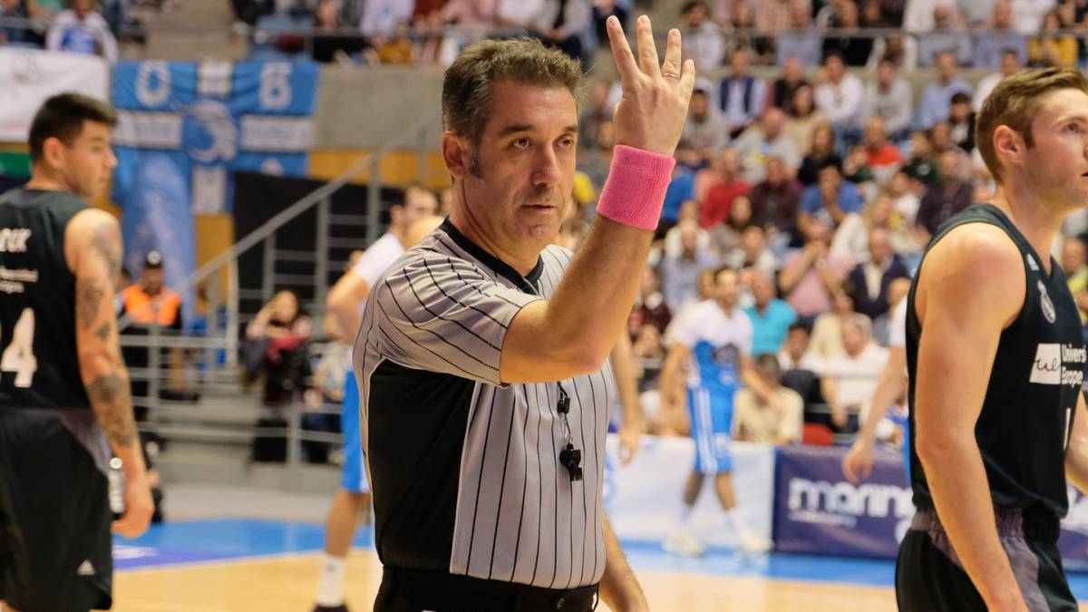 García González, árbitro de la final, no dirigirá más en FIBA 