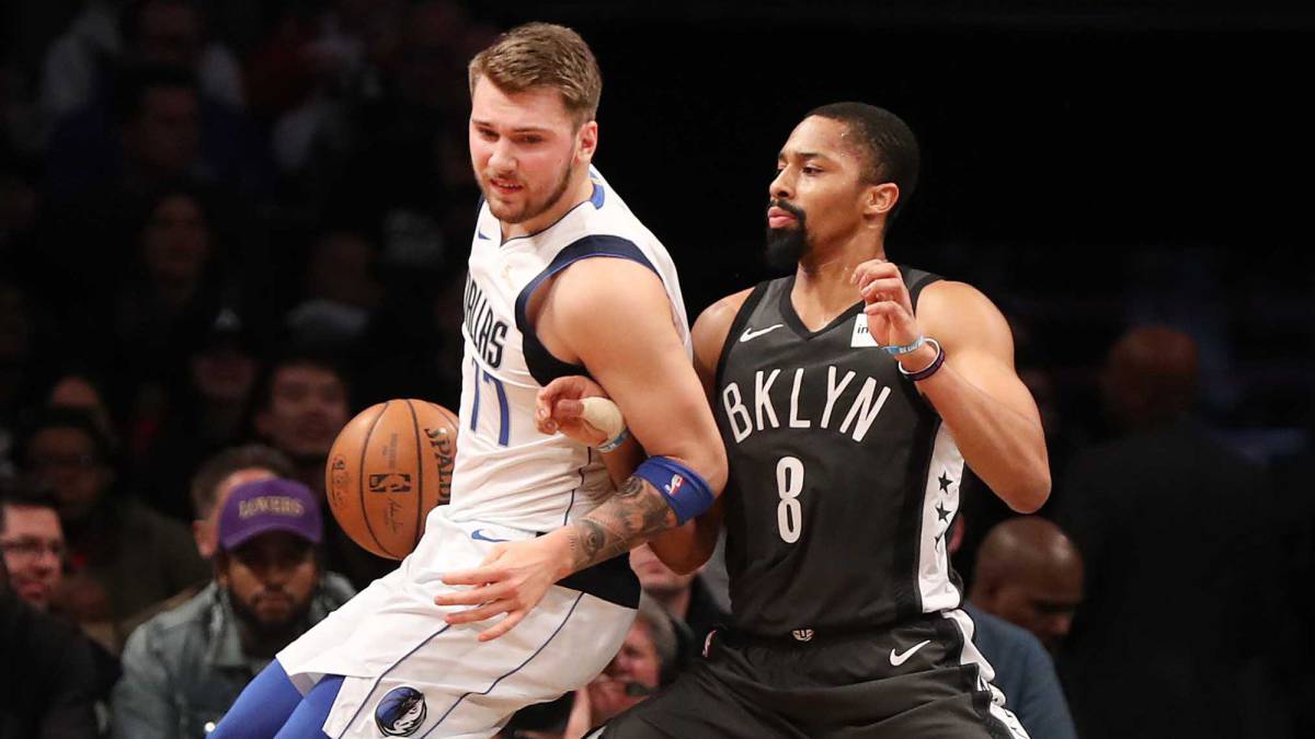 Luka Doncic intenta superar a Spencer Dinwiddie durante el Brooklyn Nets-Dallas Mavericks.