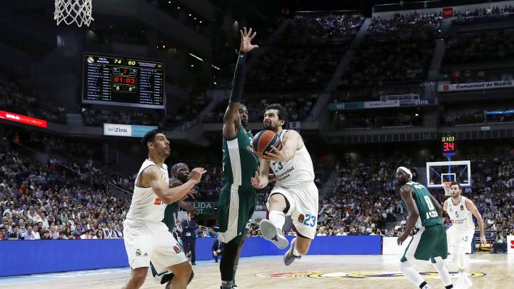 Sergio Llull penetra ante la defensa del Panathinaikos en los cuartos de final de la temporada 2018.