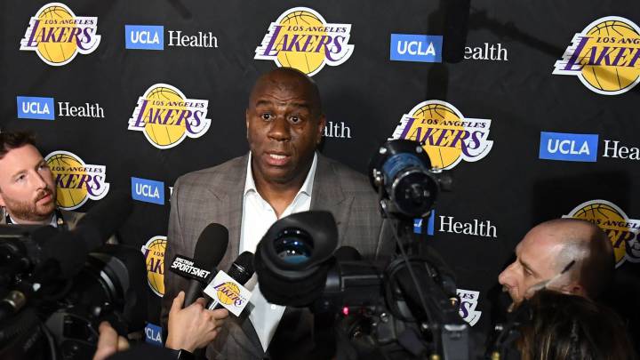 Crisis total en los Lakers: Magic dimite "cansado de puñaladas"
