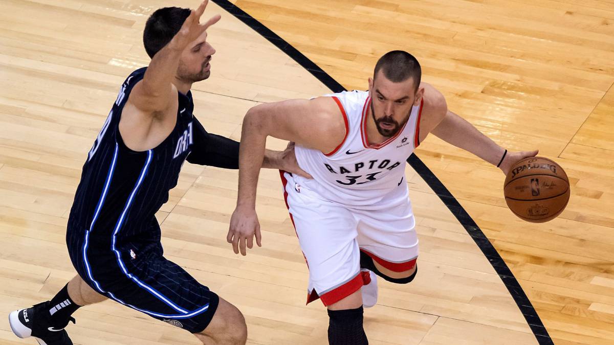 El pívot Nikola Vucevic defiende ante Marc Gasol.