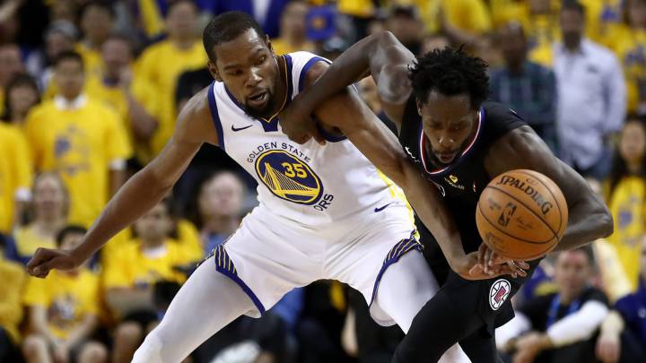 Kevin Durant y Patrick Beverley, durante el primer partido entre Golden State Warriors y Los Angeles Clippers de primera ronda de los playoffs 2019.