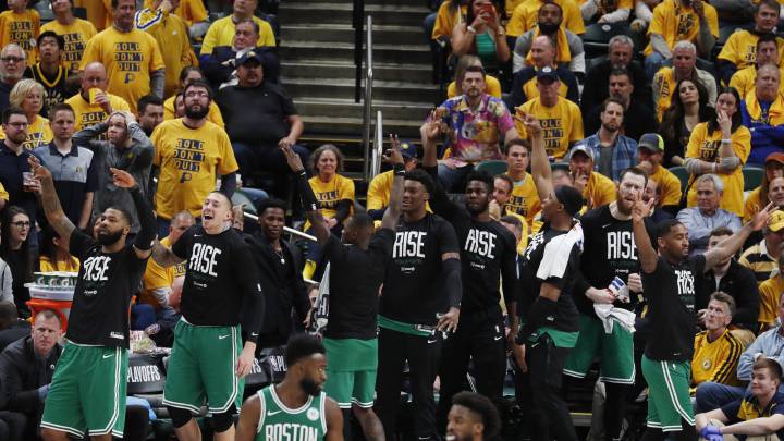 El banquillo de Boston Celtics celebra su pase a las semifinales de la Conferencia Este.