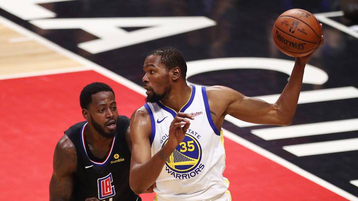 Kevin Durant, ante JaMychal Green, durante el partido entre Los Angeles Clippers y los Golden State Warriors.