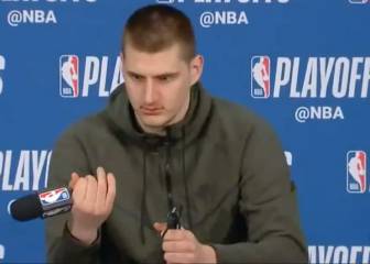 Para quedarte con esta cara en rueda de prensa es que la has liado seria: Jokic y el micrófono