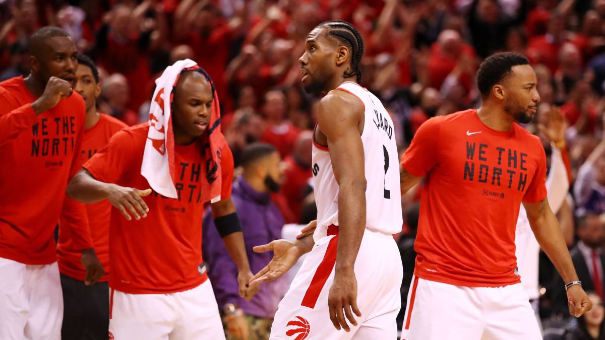 Los jugadores de los Toronto Raptors felicitan a Kawhi Leonard por su actuación en el tercer partido frente a los Milwaukee Bucks.
