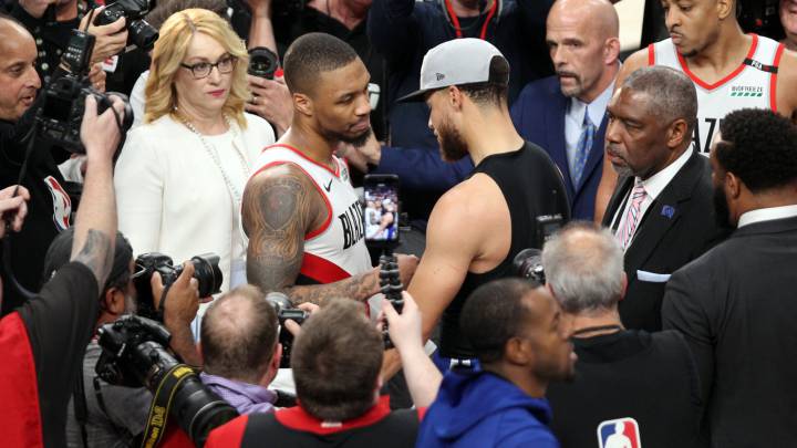 Damian Lillard se saluda con Stephen Curry tras el cuarto partido entre Portland Trail Blazers y Golden State Warriors.