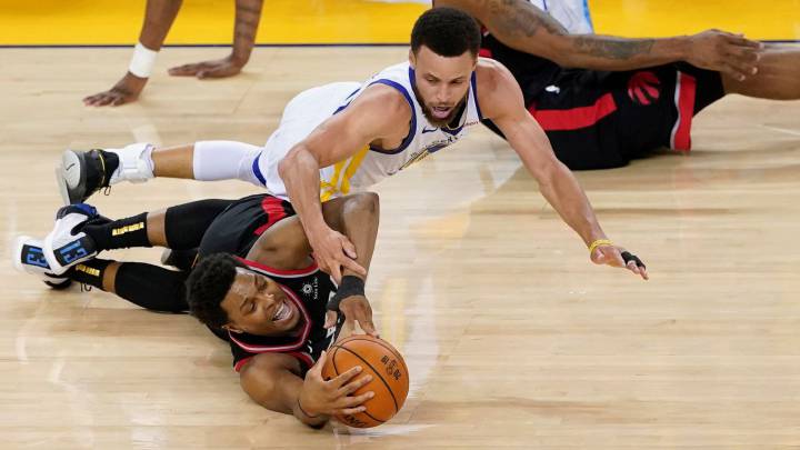 Kyle Lowry y Stephen Curry luchan por el balón durante el tercer partido de las Finales entre Golden State Warriors y Toronto Raptors.