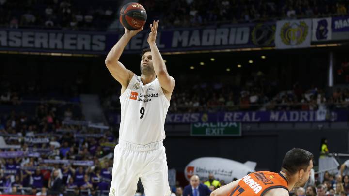 Felipe Reyes, capitán del Real Madrid, lanza durante el partido ante el Valencia Basket.
