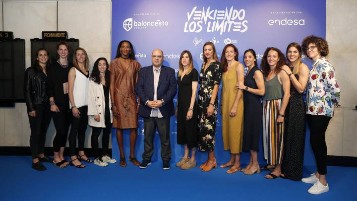 la Selección española de baloncesto femenino y el seleccionador Lucas Mondelos en la presentación del documental 'Venciendo los límites'.