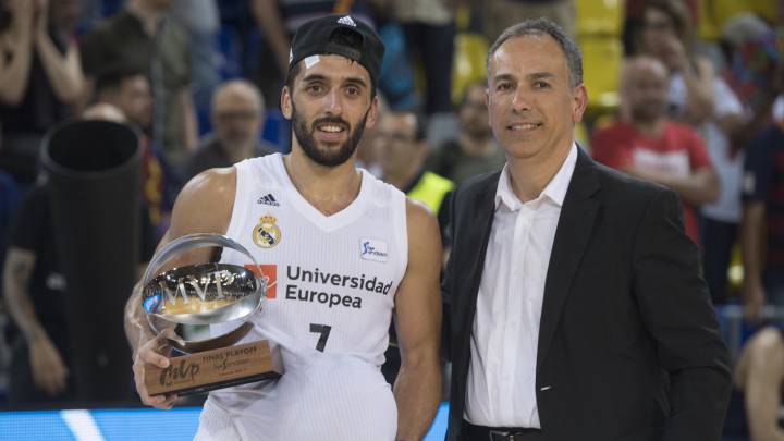 El base Facundo Campazzo recibe el premio de MVP de las finales de la Liga Endesa 2018/19 tras vencer al Barcelona.
