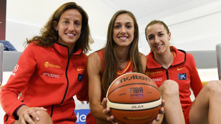 María pina, Tamara Abalde y Queralt Casas posan con la Selección antes de comenzar el Eurobasket 2019 de Letonia y Serbia.