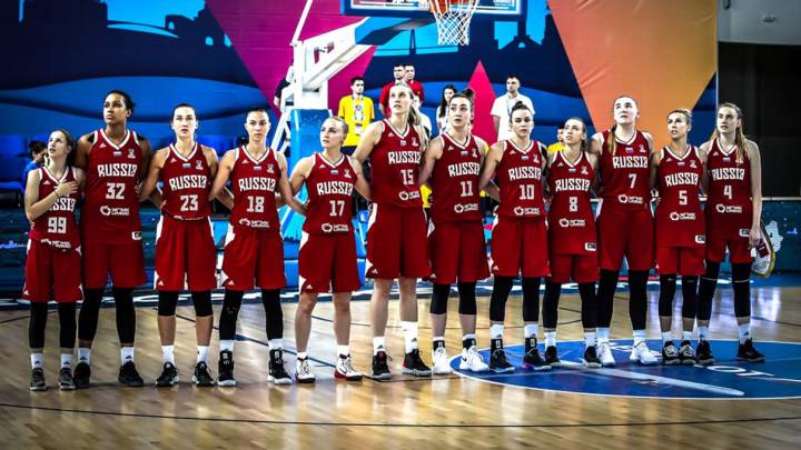 La selección rusa ante de un partido del Eurobasket femenino.