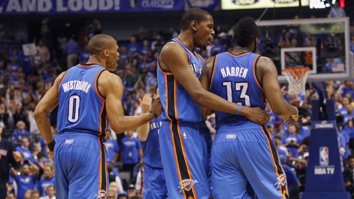 Westbrook, Durant y Harden, durante un partido con los Thunder