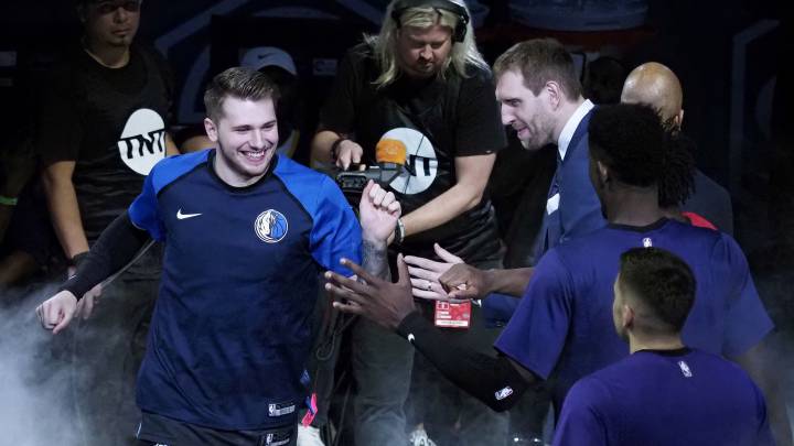 Luka Doncic saluda a sus compañeros durante un partido