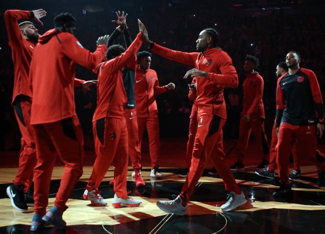 Kawhi saluda a sus compañeros durante su estancia en los Raptors