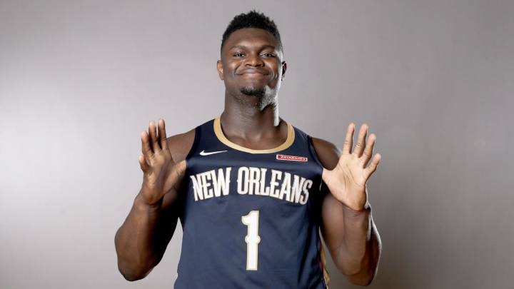 Zion Williamson posa con la camiseta de Nueva Orleans Pelicans.