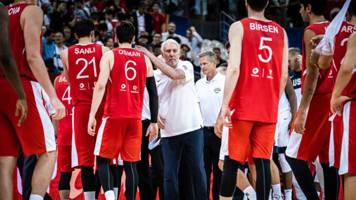 Popovich, seleccionador de Estados Unidos, consuela a Cedi Osman, que falló dos tiros libres decisivos.