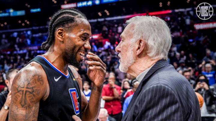 Gregg Popovich y Kawhi Leonard conversan después del partido que enfrentó a los Spurs y a los Clippers