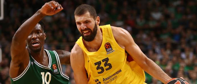 Nikola Mirotic, ante Haynes, en el partido entre el Zalgiris y el Barça.