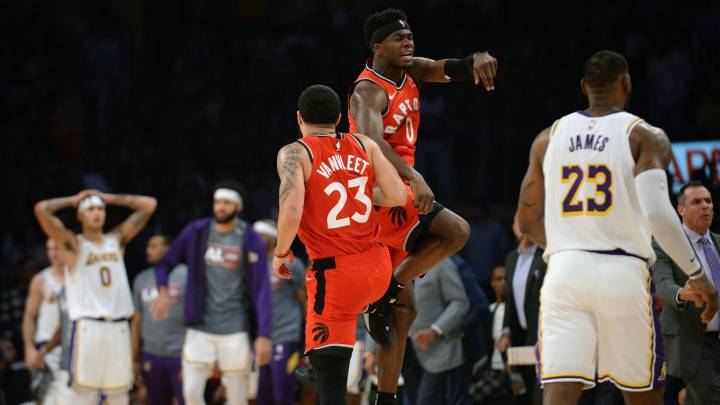 Los Toronto Raptors celebran una canasta durante el partido que les enfrentaba a Los Ángeles Lakers