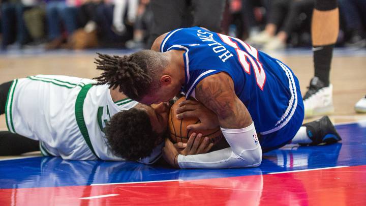 Holmes y Smart luchan por un balón durante el partido de la NBA entre los Sacramento Kings y los Bostons Celtics