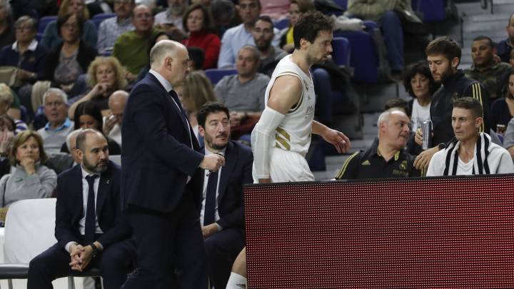 Sergio Llull, base del Madrid, se retira lesionado al banquillo en el tercer cuarto del partido ante el Gran Canaria disputado en el WiZink Center. Pablo Laso, su entrenador, le sigue.