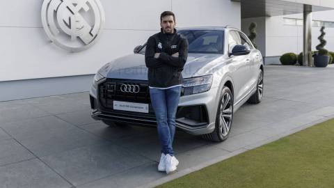 Los jugadores del Real Madrid de Baloncesto reciben los nuevos coches