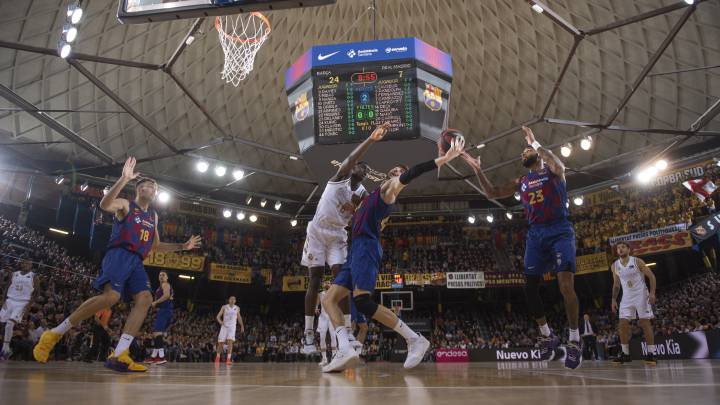 Varios jugadores luchan por un balón durante el partido de la Liga Endesa ACB que ha enfrentado al Barcelona y al Real Madrid