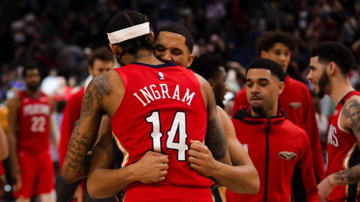 Brandon Ingram se abraza con Josh Hart tras la victoria de los New Orleans Pelicans de la NBA ante los Utah Jazz