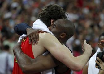 Kobe Bryant y Pau Gasol se saludan tras la final de los Juegos Olímpicos del 2012 entre España y Estados Unidos