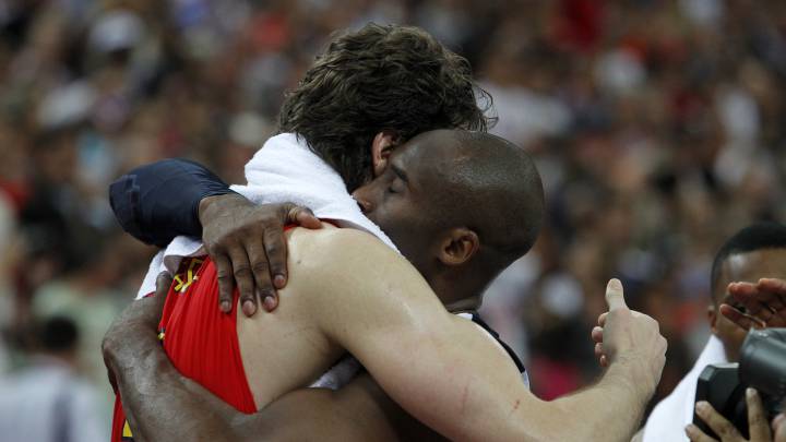 Kobe Bryant y Pau Gasol se saludan tras la final de los Juegos Olímpicos del 2012 entre España y Estados Unidos