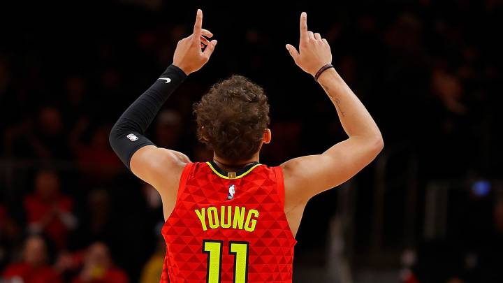 Trae Young señala al cielo en honor a Kobe Bryant durante el partido de la NBA que ha enfrentado a los Atlanta Hawks y a los Philadelphia Sixers