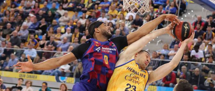 El jugador del Barcelona Brandon Davies y el del Herbalife Gran Canaria Beqa Burjanadze, durante el partido de la liga ACB que ambos equipos disputaron este domingo en el Gran Canaria Arena, en Las Palmas de Gran Canaria