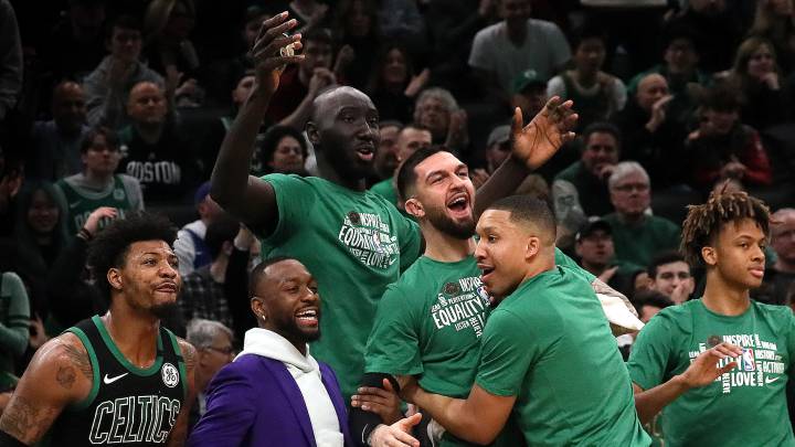 El banquillo de los Boston Celtics celebra una canasta durante un partido de la NBA