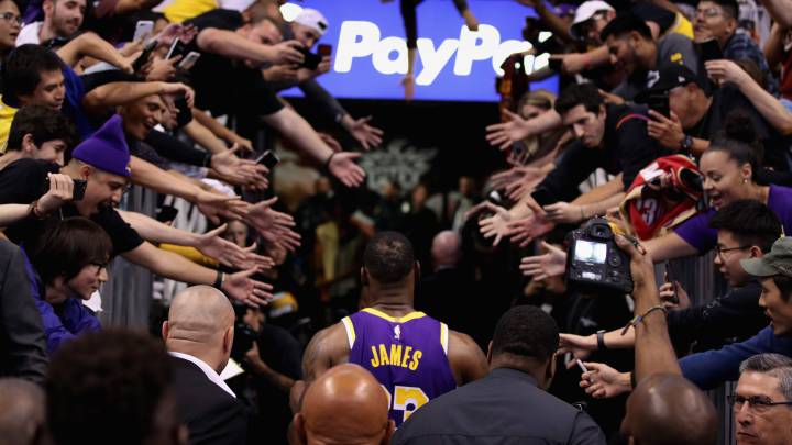 El jugador de Los Ángeles Lakers de la NBA LeBron James se retira al túnel de vestuarios tras un partido