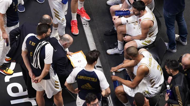 Pablo Laso, entrenador del Real Madrid, da instrucciones a sus jugadores durante el partido contra el Bilbao Basket.