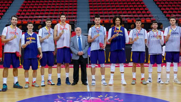 Los jugadores de las Ventanas reciben la medalla de oro del Mundial de China 2019 de parte de José Miguel Sierra, vicepresidente primero de la Federación Española de Baloncesto