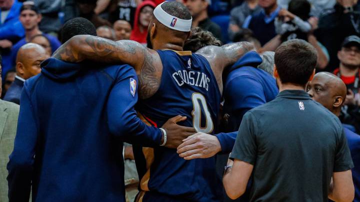 DeMarcus Cousins se retira lesionado y ayudado por dos compañeros en su etapa en los New Orleans Pelicans de la NBA