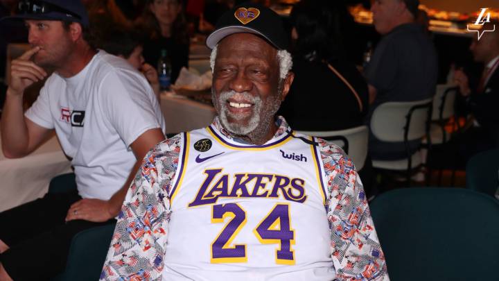 Bill Russell se viste con la camiseta de Kobe Bryant antes del partido de la NBA que enfrenta a Los Ángeles Lakers y a los Boston Celtics