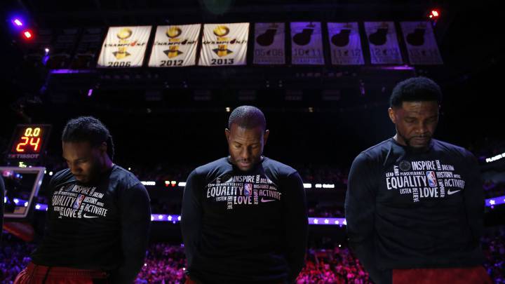 Jae Crowder, Andre Iguodala y Udonis Haslem antes de un partido de la NBA de los Miami Heat