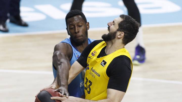 Mirotic trata de anotar ante Juan Palacios.