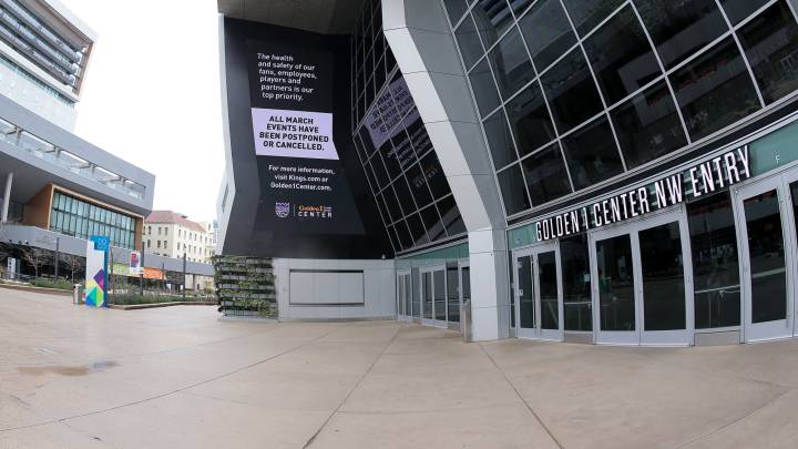 El Golden 1 Center, pista de los Sacramento Kings de la NBA, con los exteriores vacíos