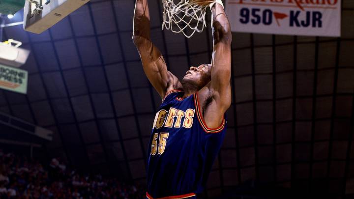 Dikembe Mutombo, durante el quinto partido de la primera ronda de la conferencia Oeste de los playoffs de 1994, en los que los Denver Nuggets de la NBA consumaron una remontada histórica y vencieron a los Seattle Supersonics tras remontar un 2-0 adverso