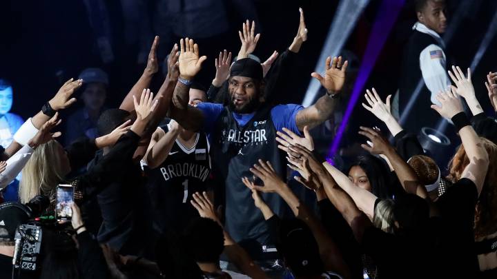 LeBron James saluda a los aficionados durante el último All Star de la NBA, celebrado en Chicago